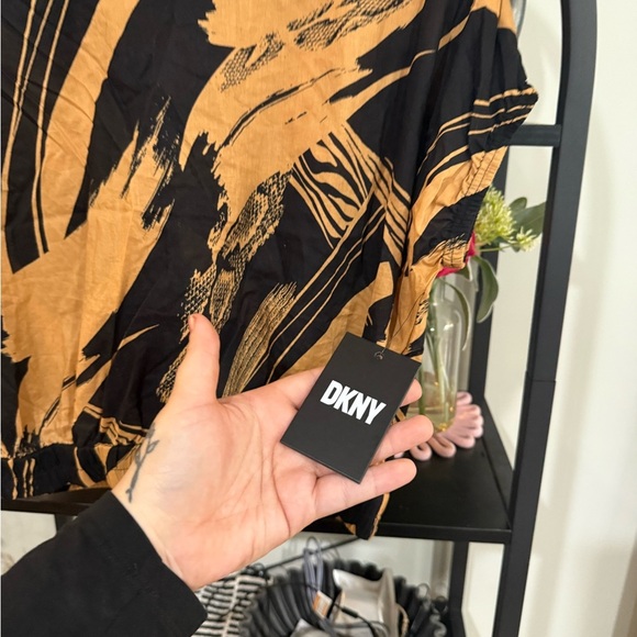 DKNY Abstract Shark Tawney Top size xs - Picture 4 of 9